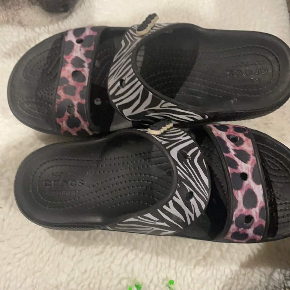 Men’s 6 women’s 8 Crocs sandals with 2crocs pins
